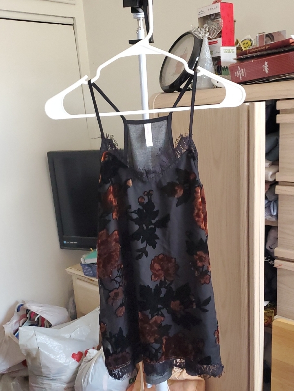 Xhilaration Floral Lace Chemise Sleeveless V-Neck Gown Blouse Size S